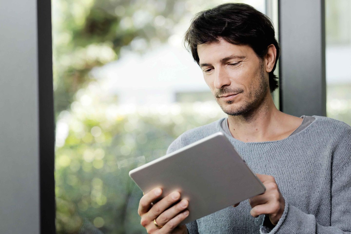 Mann schaut auf ein Tablet Mann schaut auf ein Tablet