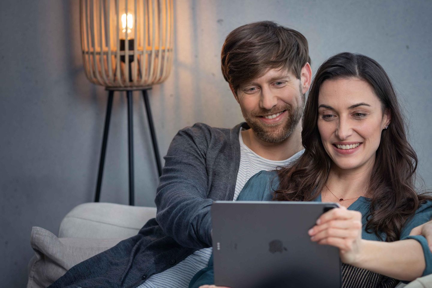 Paar sitzt mit Tablet auf der Couch Paar sitzt mit Tablet auf der Couch