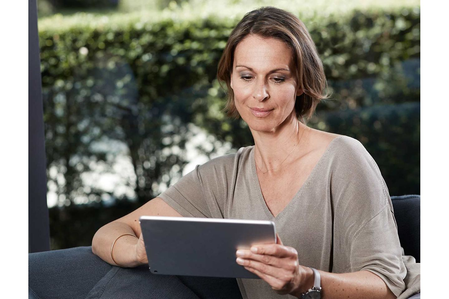 Frau schaut auf ihr Tablet Frau schaut auf ihr Tablet