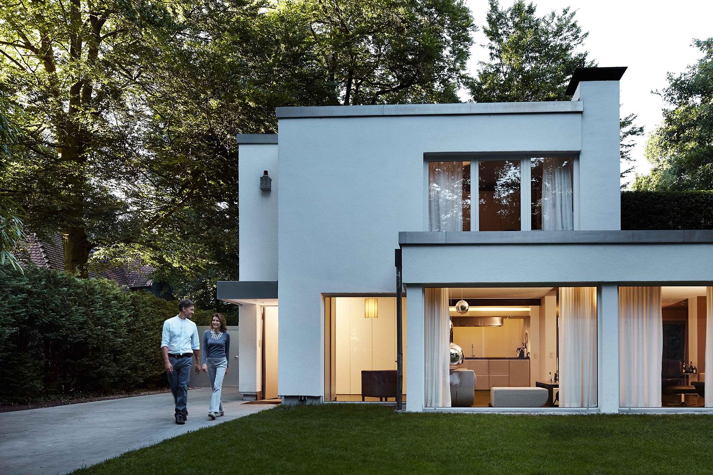 Paar geht vor dem Haus Paar geht vor dem Haus