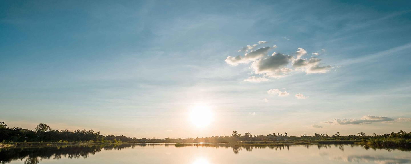 Sonne scheint auf den See