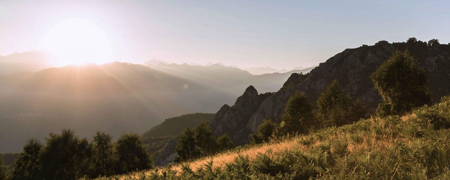 Berglandschaft mit Sonnenaufgang Berglandschaft mit Sonnenaufgang