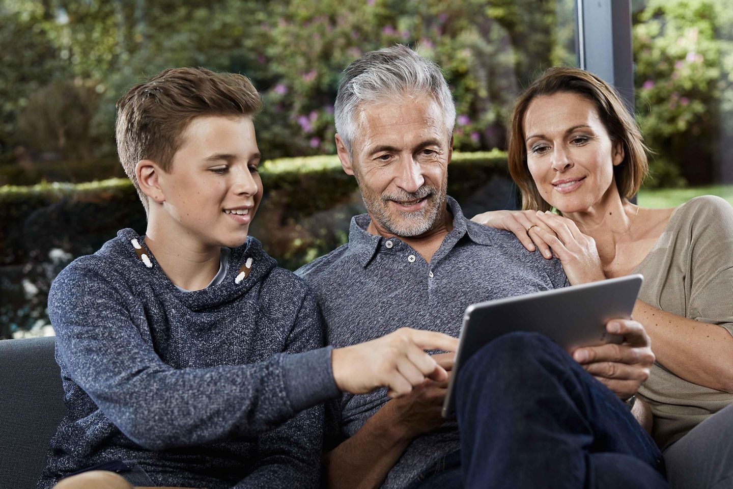 Familie schaut auf ein Tablet Familie schaut auf ein Tablet