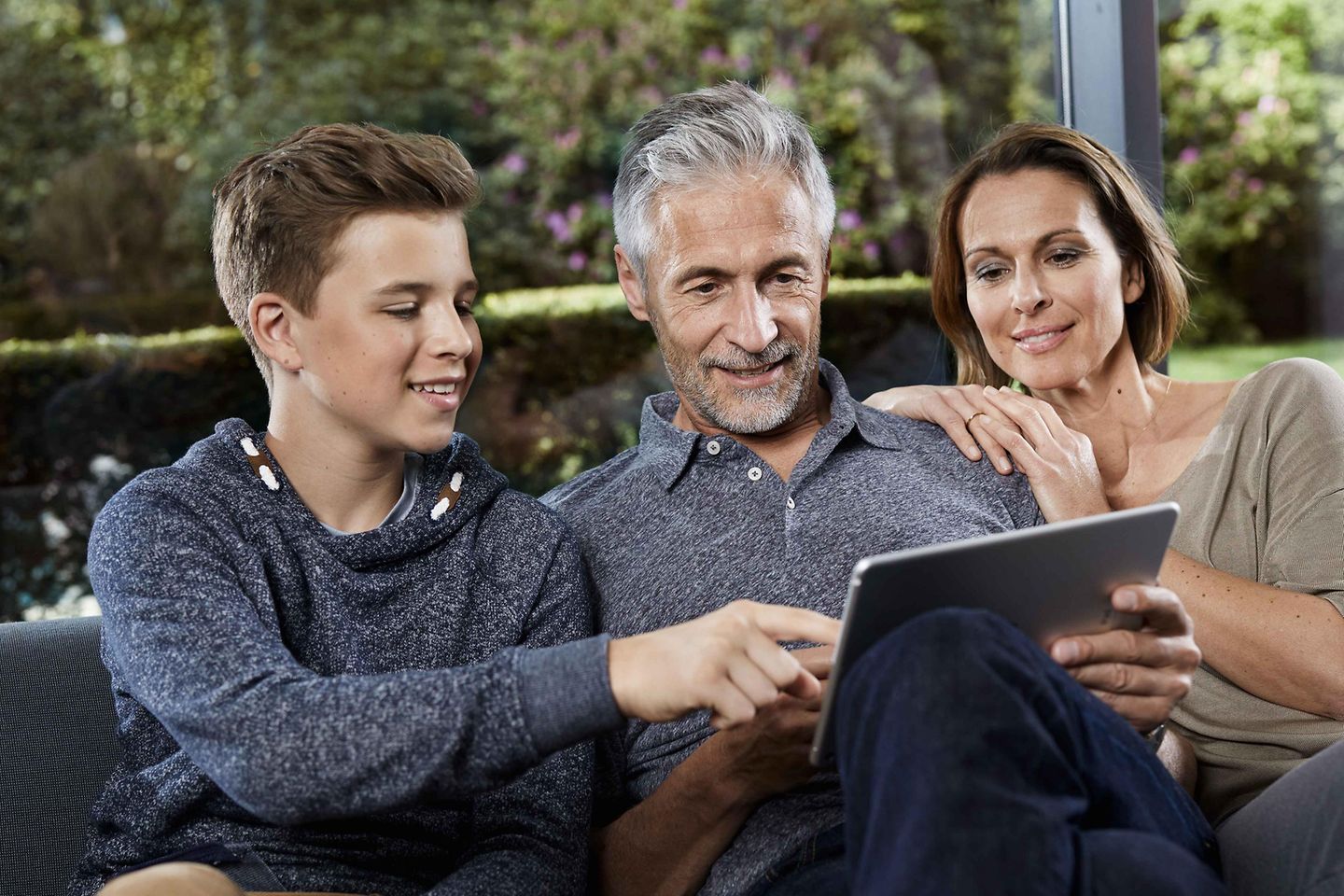 Familie schaut auf ein Tablet
