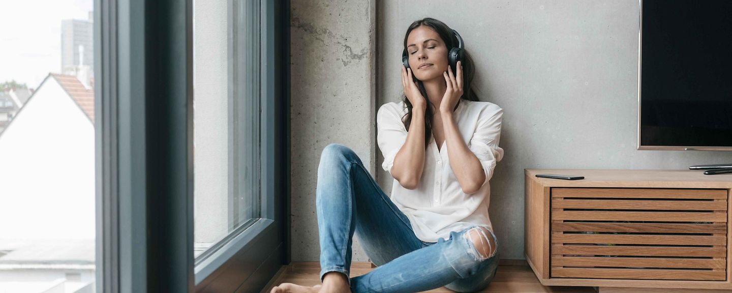 Frau hört Musik mit Kopfhörern Frau hört Musik mit Kopfhörern