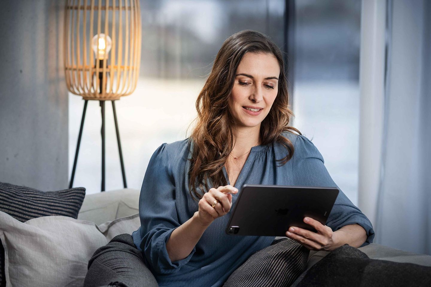 Frau mit Tablet auf der Couch