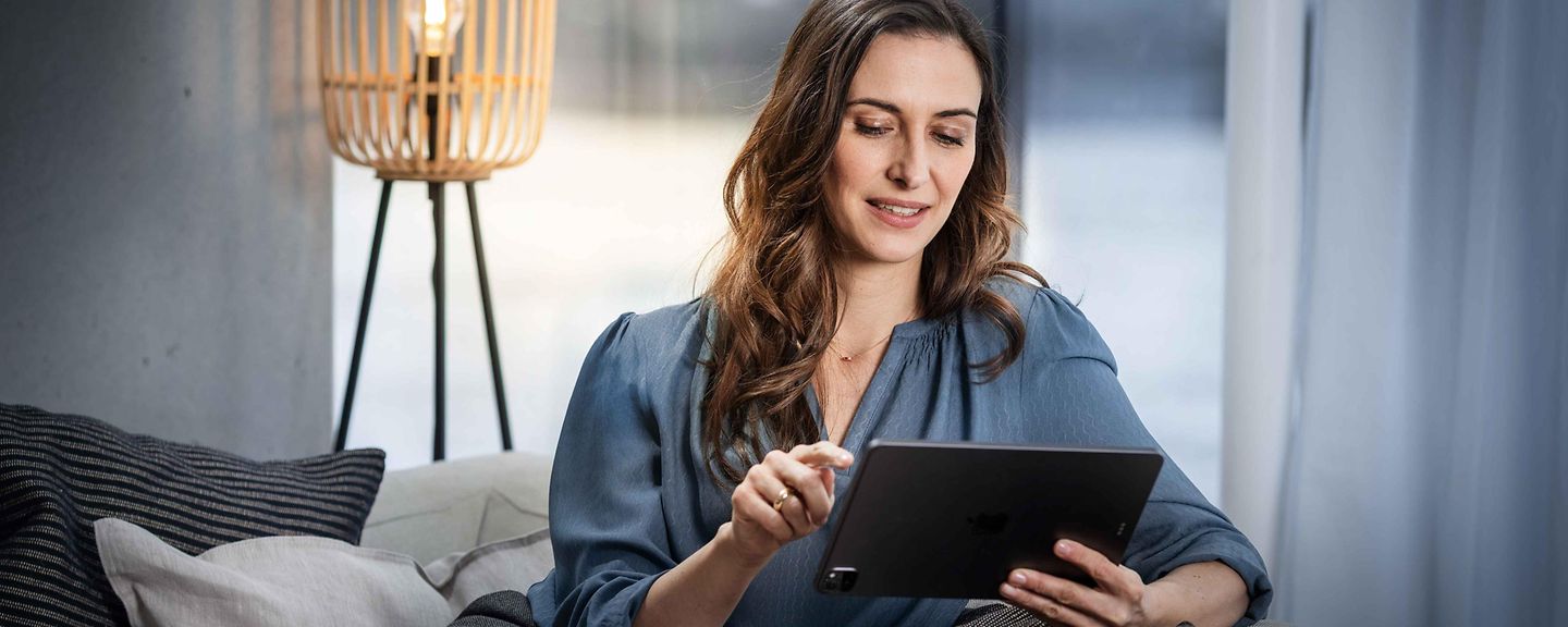 Frau mit Tablet auf der Couch