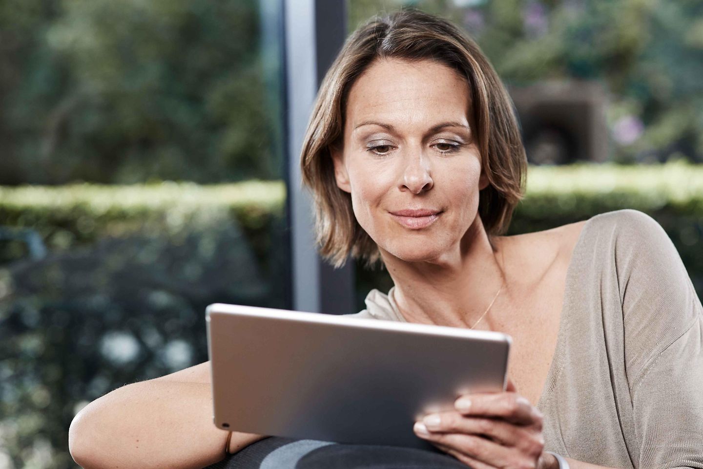 Frau schaut auf ein Tablet Frau schaut auf ein Tablet
