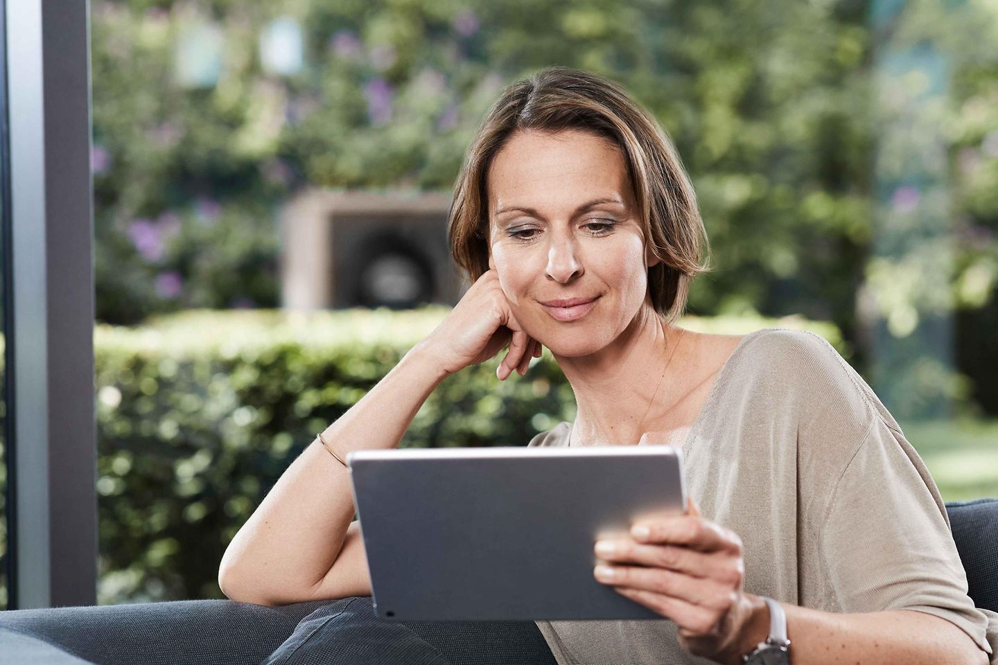 Frau schaut auf ihr Tablet Frau schaut auf ihr Tablet