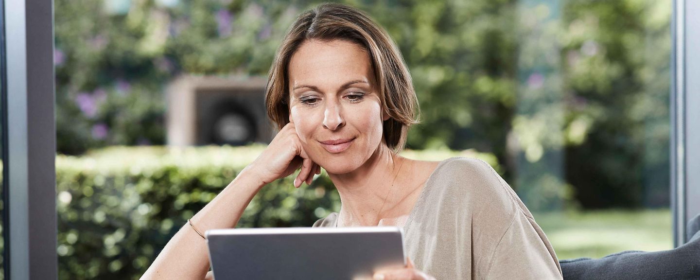 Frau schaut auf ihr Tablet