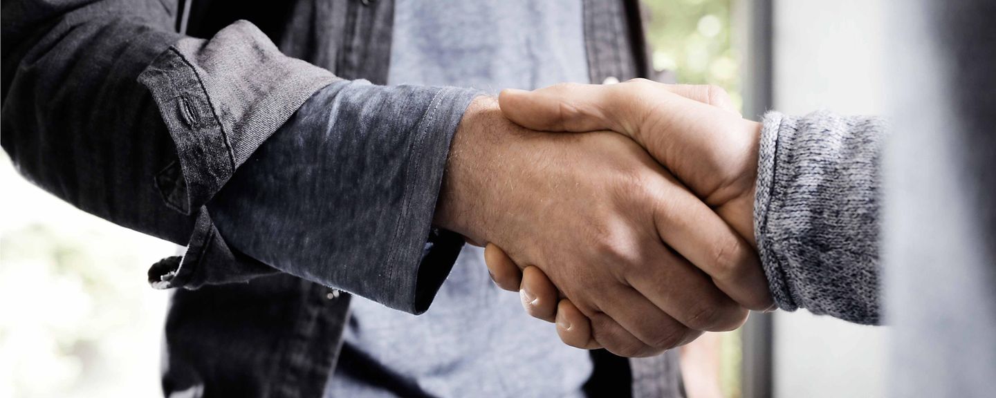Installateur und Kunde geben sich die Hand Installateur und Kunde geben sich die Hand
