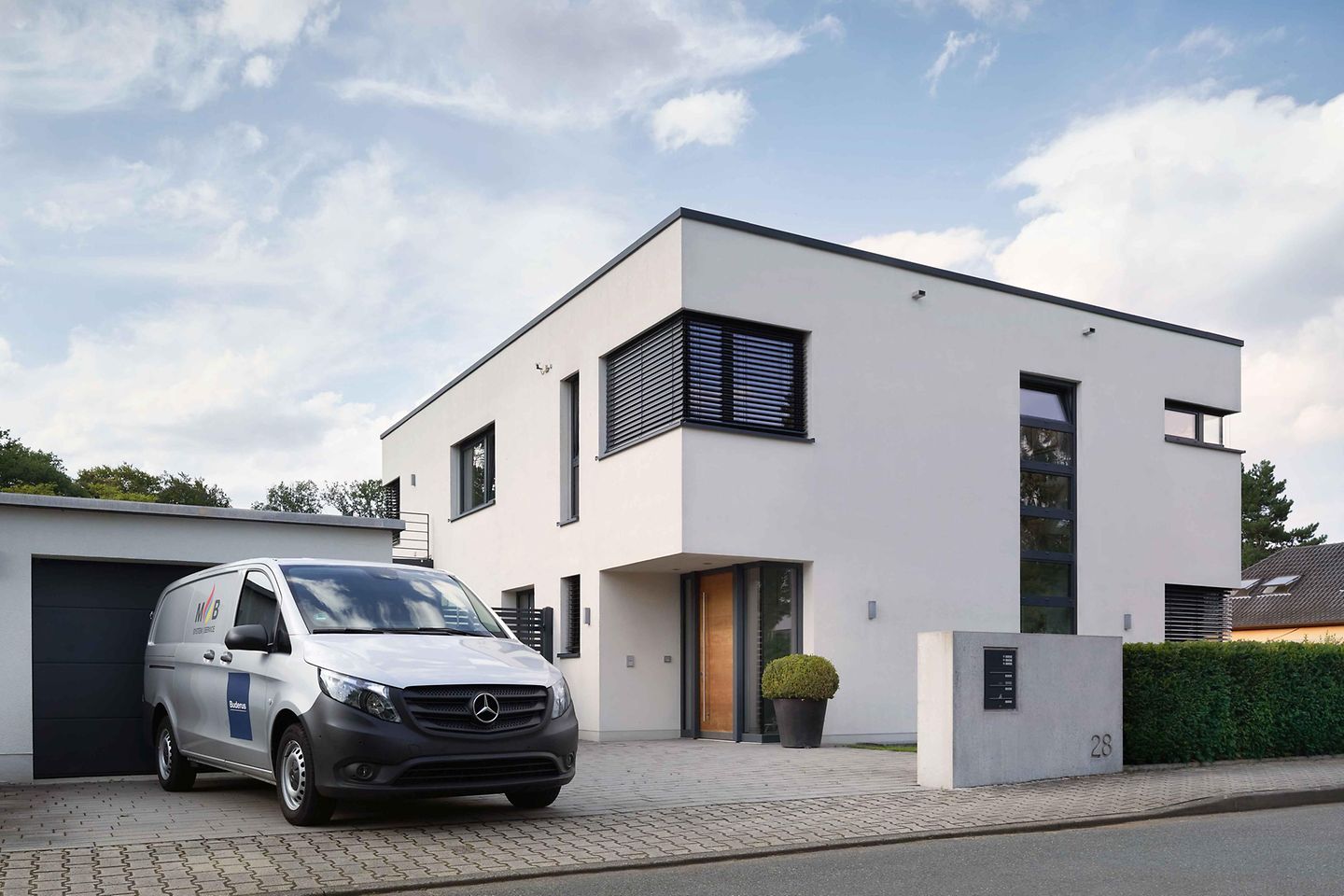 Haus mit einem Buderus Auto in der Einfahrt Haus mit einem Buderus Auto in der Einfahrt