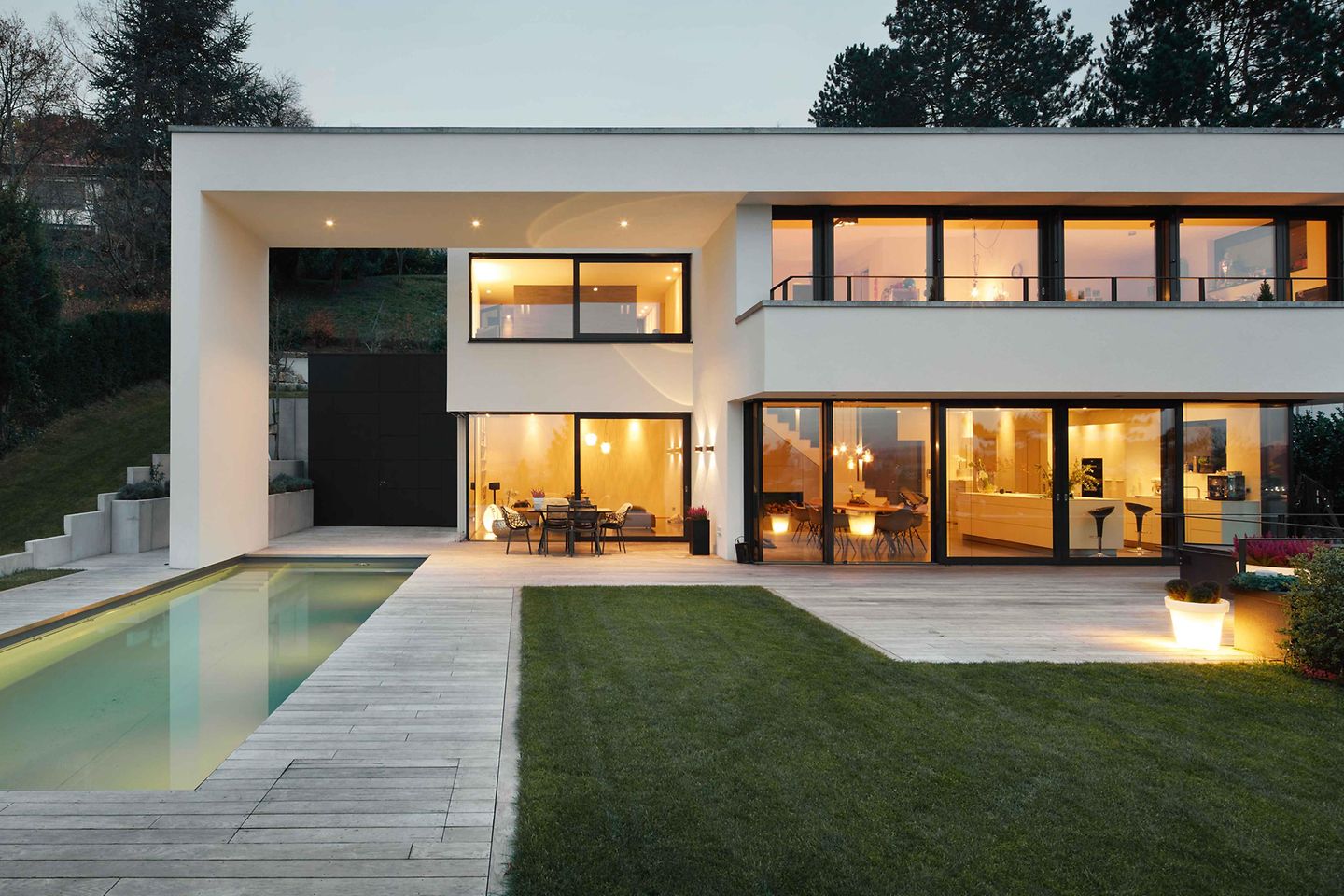 Haus mit Pool und Garten am Abend