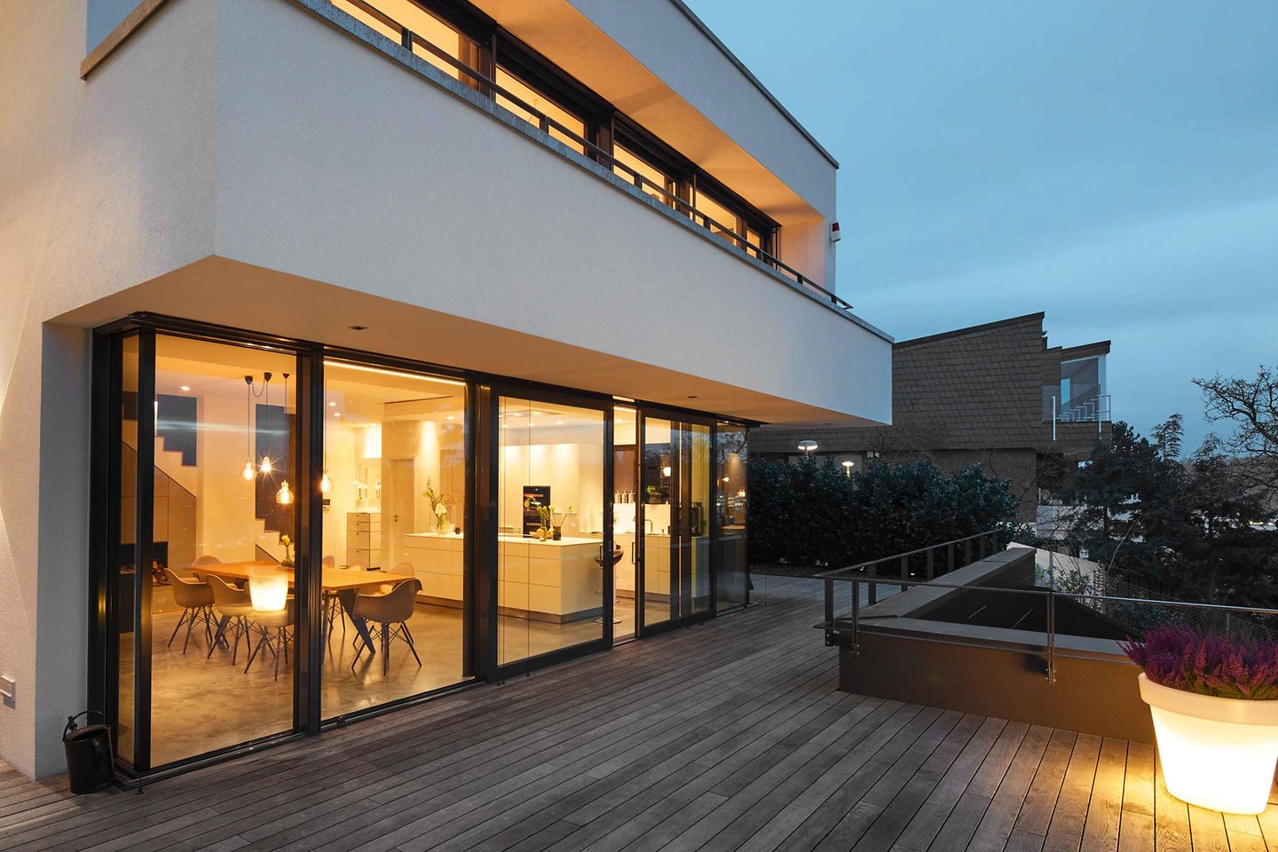 Haus mit Terrasse am Abend Haus mit Terrasse am Abend