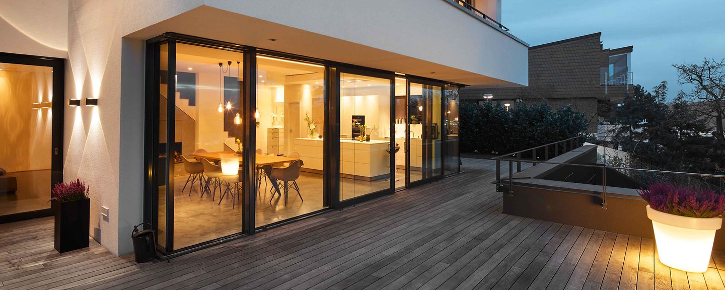 Haus mit Terrasse am Abend Haus mit Terrasse am Abend