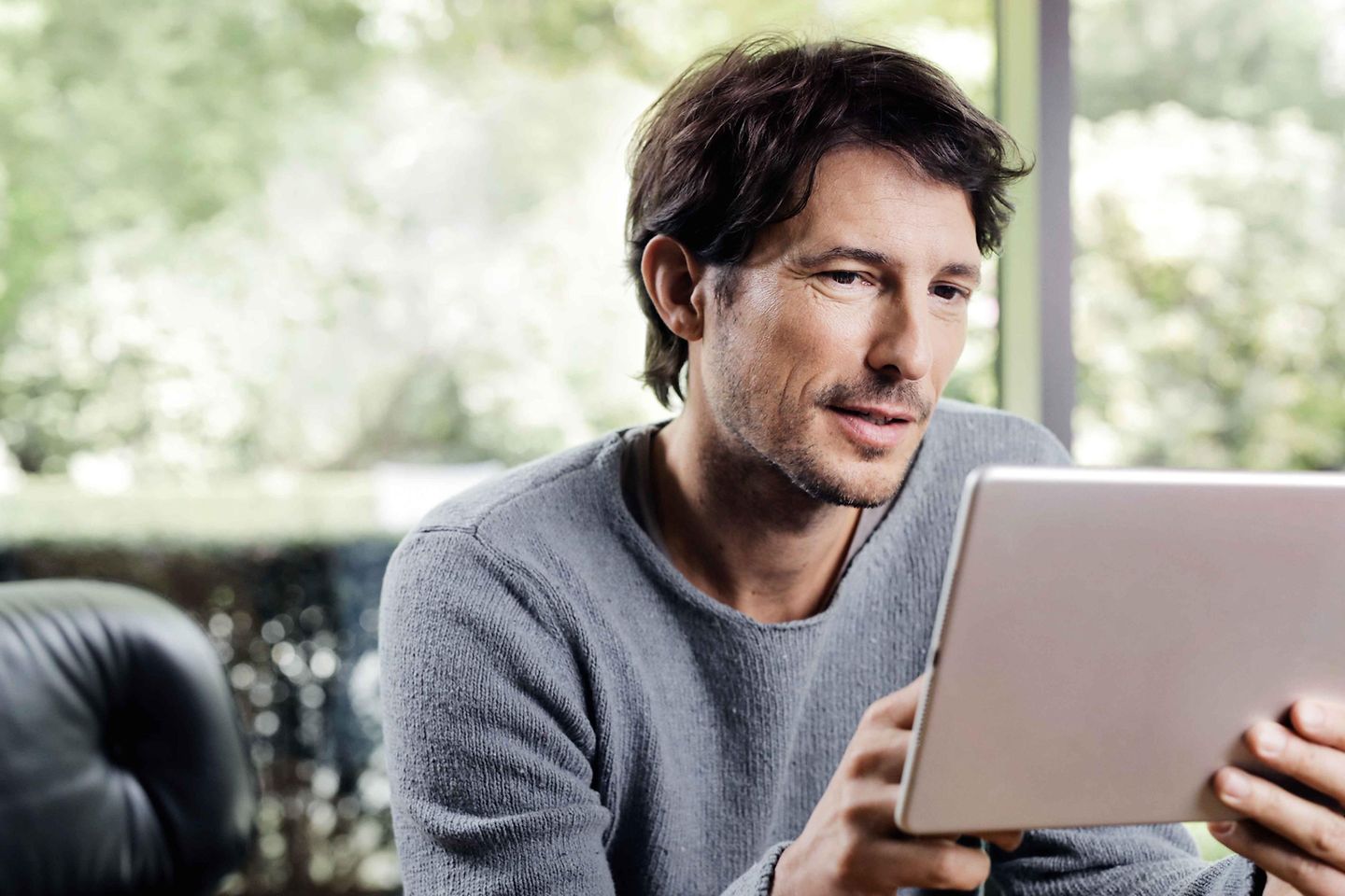 Mann schaut auf ein Tablet Mann schaut auf ein Tablet