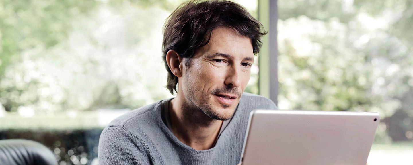 Mann schaut auf ein Tablet Mann schaut auf ein Tablet