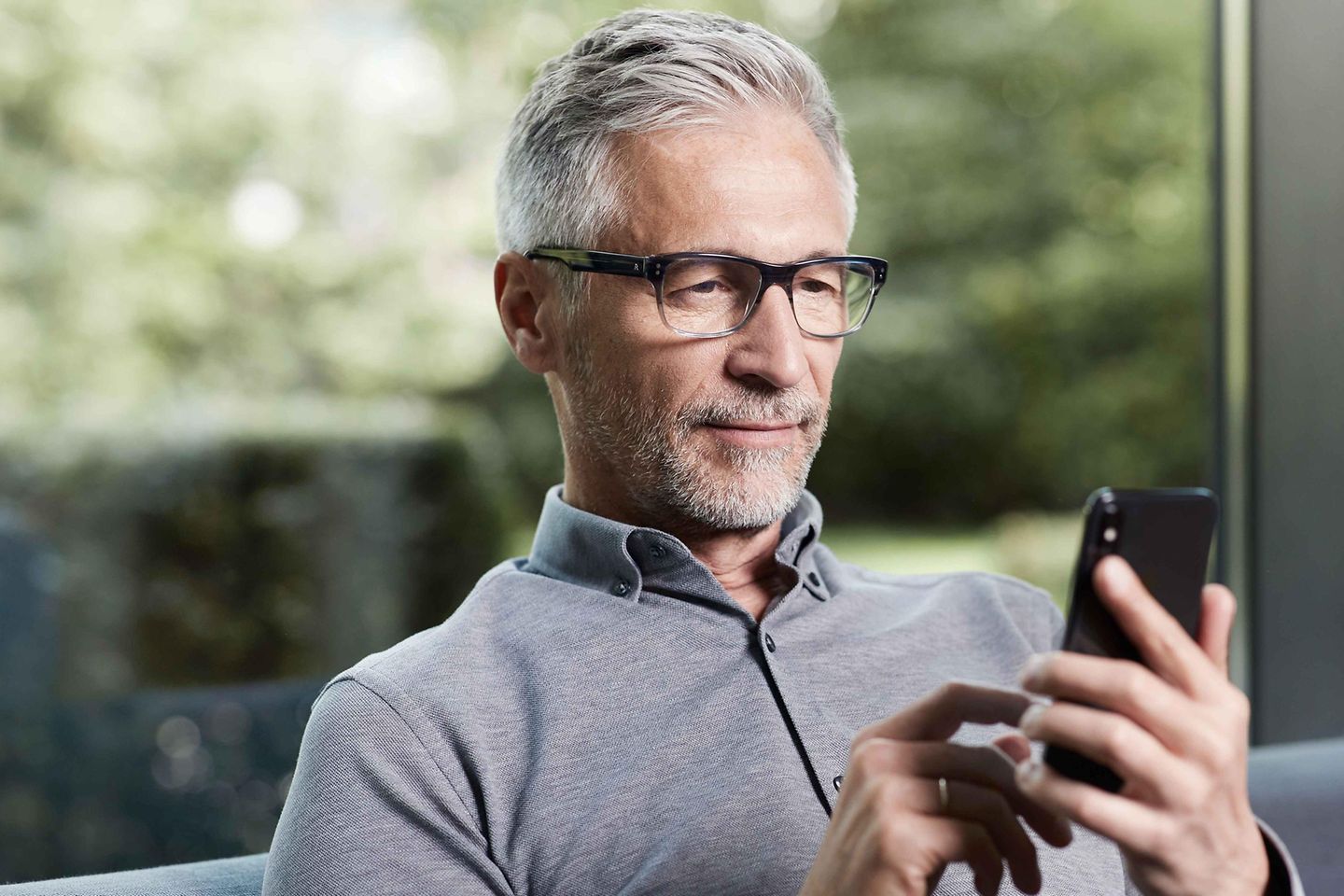 Mann schaut auf sein Smartphone Mann schaut auf sein Smartphone