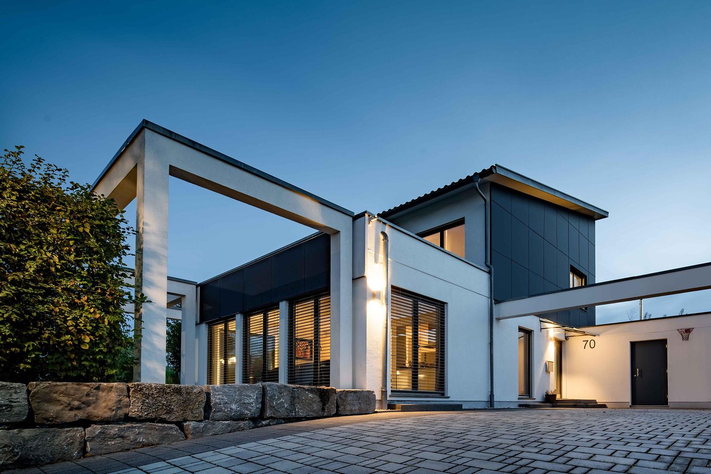 Haus Aussenansicht am Abend