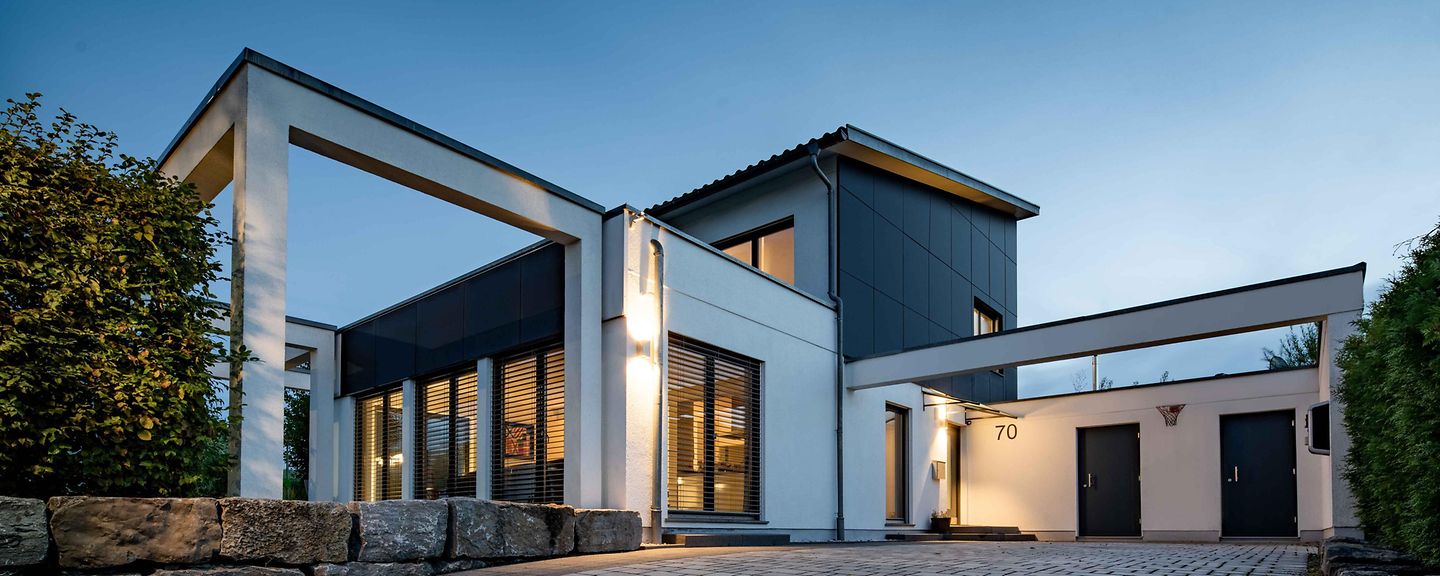 Haus Aussenansicht am Abend