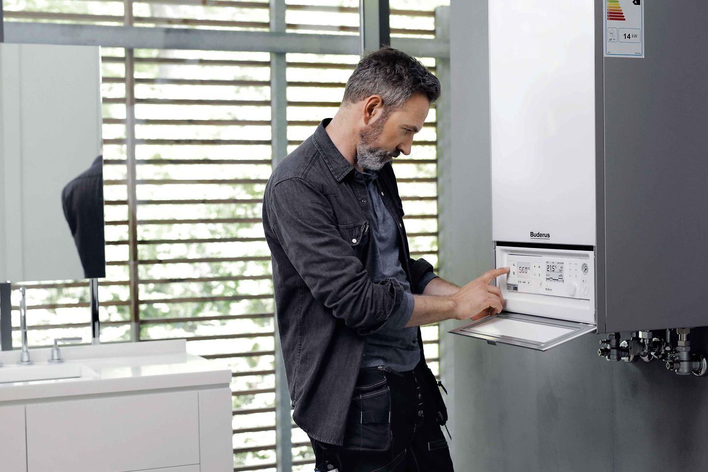 Installateur prüft ein Buderus Wandgerät Installateur prüft ein Buderus Wandgerät