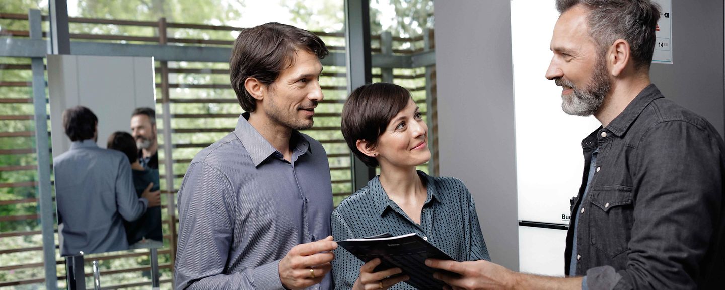 Paar wird von Installateur beraten Paar wird von Installateur beraten