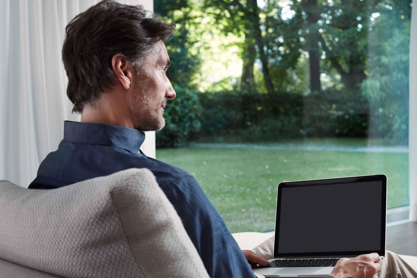 Mann arbeitet am Laptop Mann arbeitet am Laptop