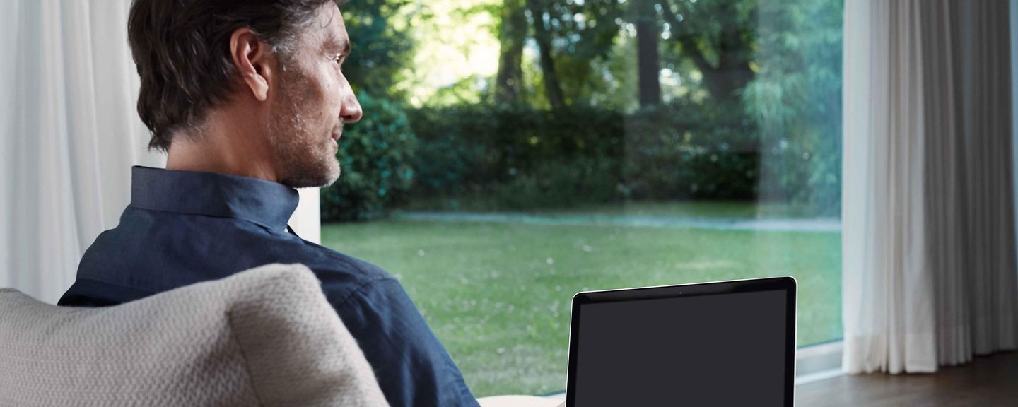 Mann arbeitet am Laptop Mann arbeitet am Laptop