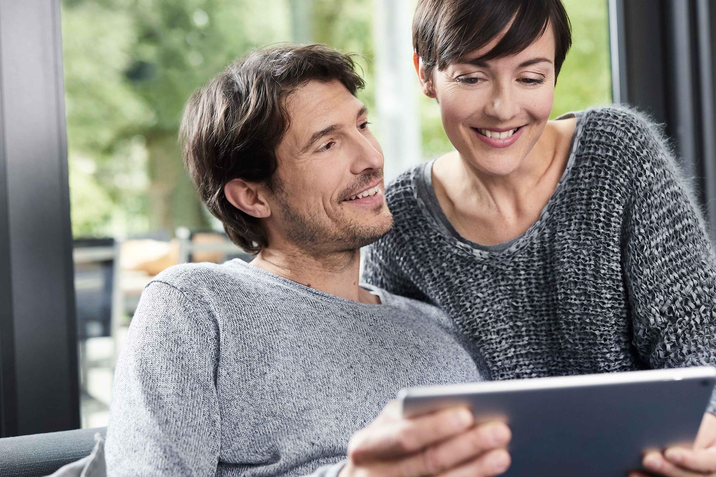 Paar schaut auf ein Tablet Paar schaut auf ein Tablet