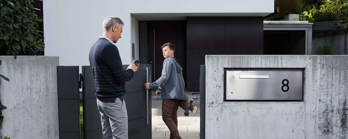 Vater und Sohn vor dem Haus Vater und Sohn vor dem Haus