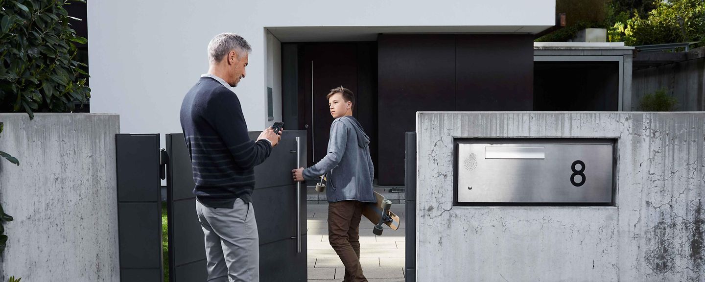 Vater und Sohn vor dem Haus