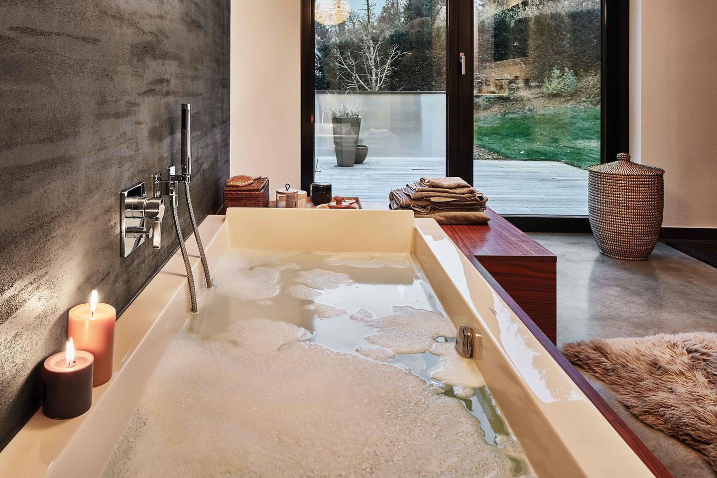 Gefüllte Badewanne mit Kerzen Gefüllte Badewanne mit Kerzen