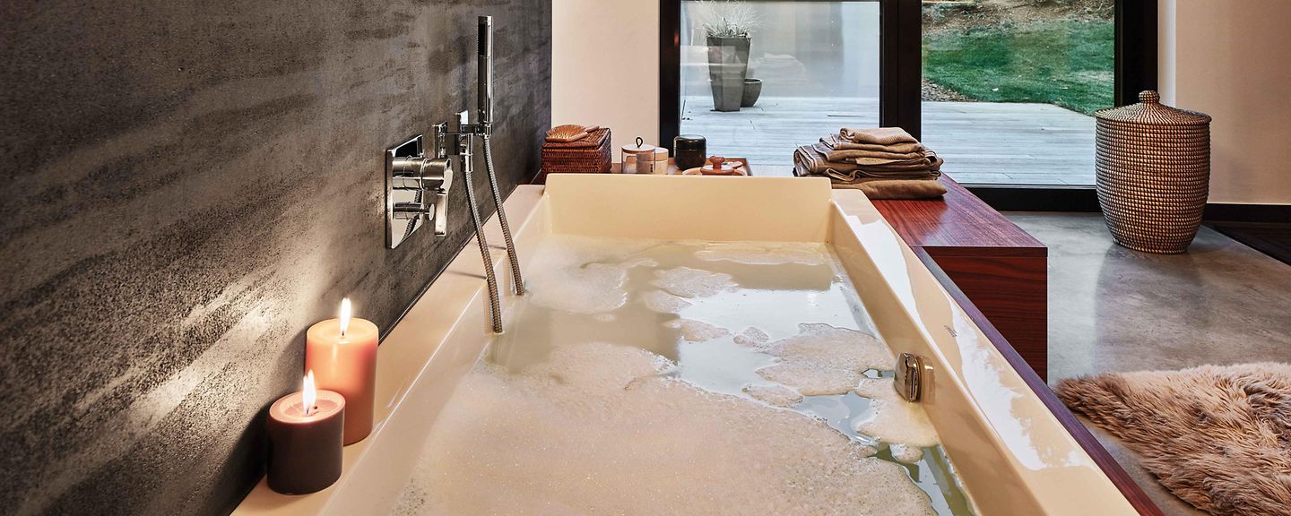 Gefüllte Badewanne mit Kerzen Gefüllte Badewanne mit Kerzen