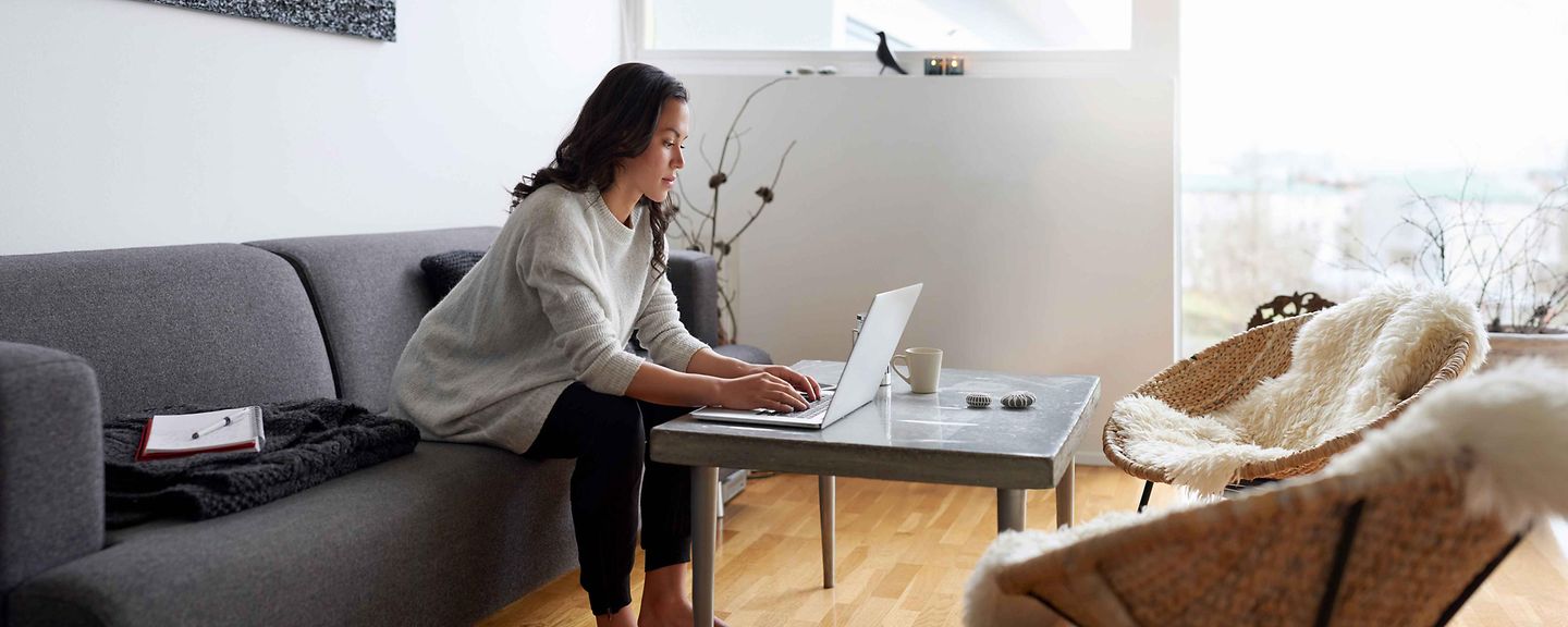 Frau arbeitet am Laptop