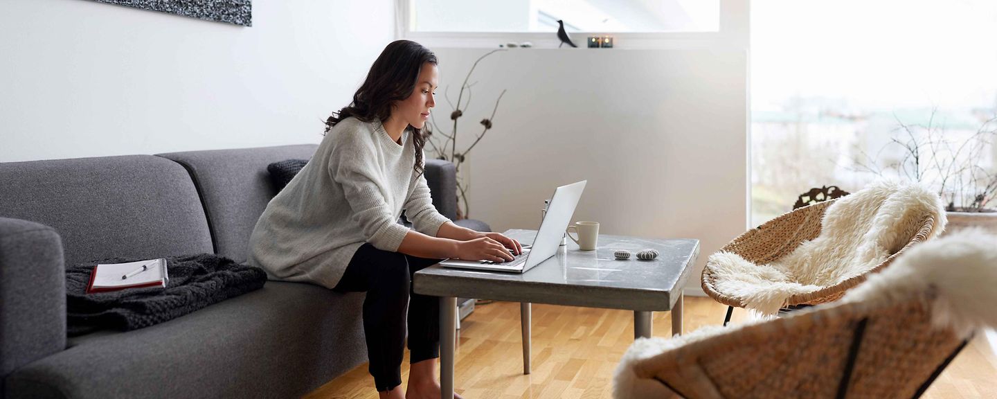 Frau arbeitet am Laptop Frau arbeitet am Laptop