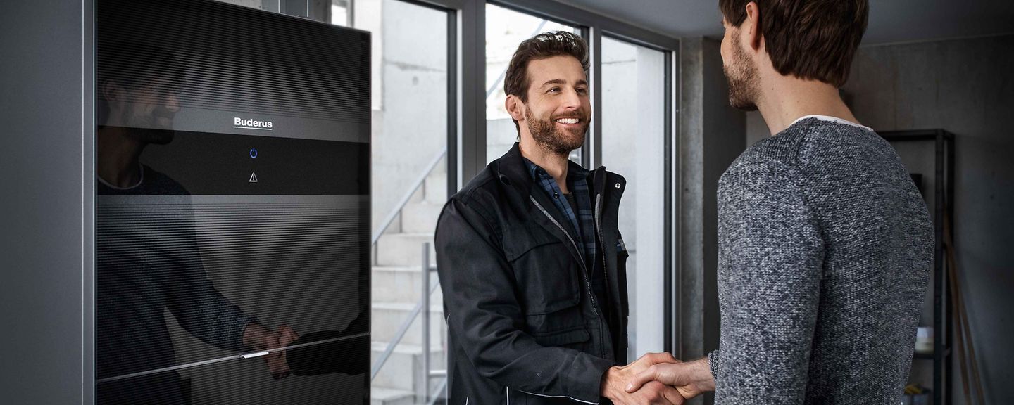 Installateur begrüßt den Kunden Installateur begrüßt den Kunden