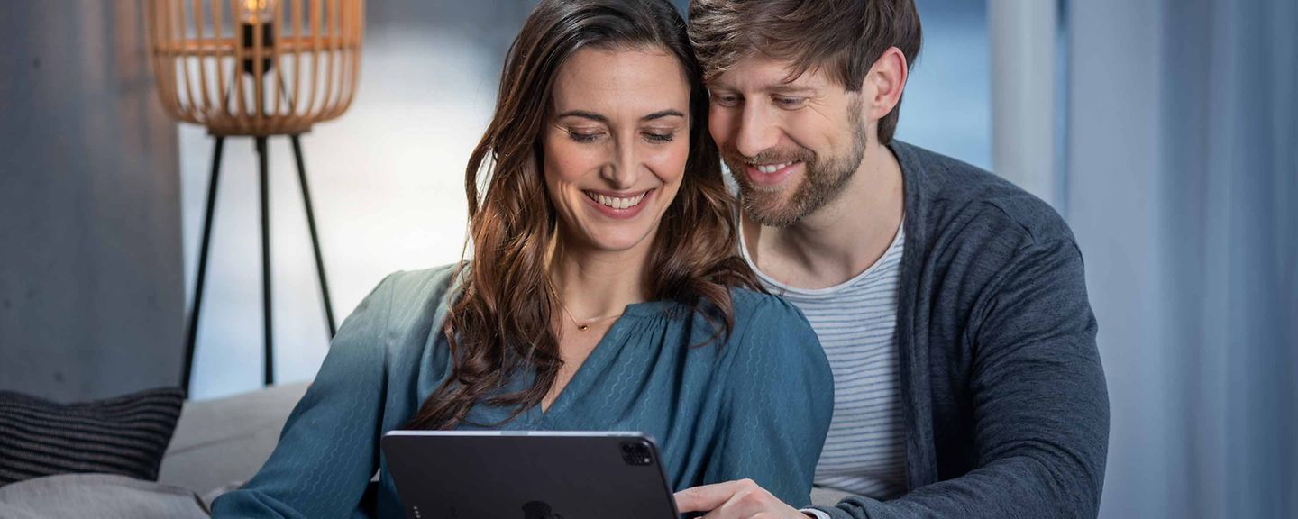 Paar schaut auf ein Tablet Paar schaut auf ein Tablet