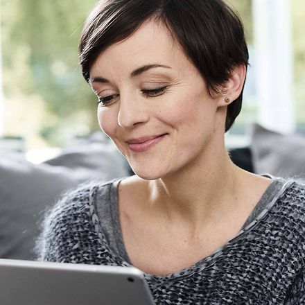 Frau mit Tablet