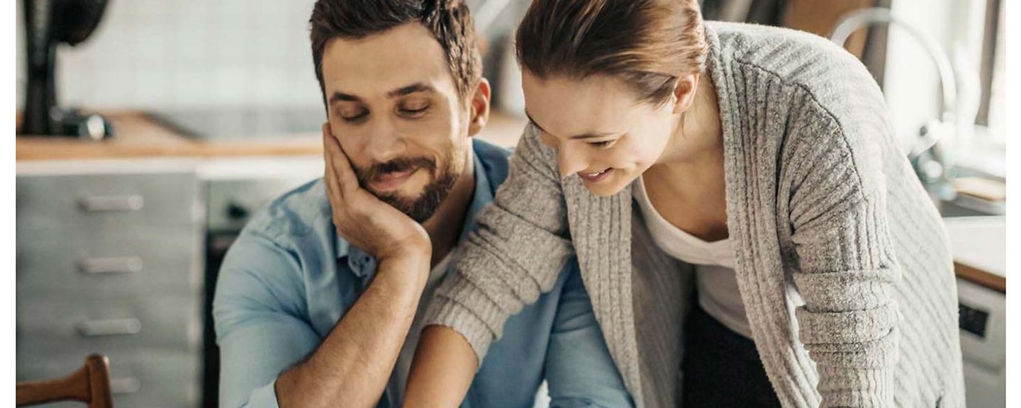 Frau und Mann rechnen am Taschenrechner Frau und Mann rechnen am Taschenrechner