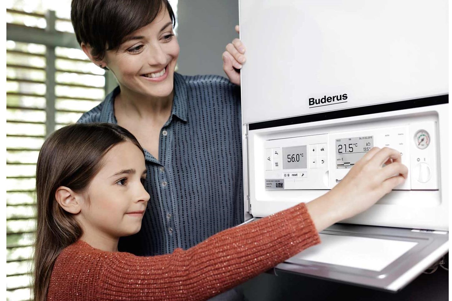 Kind bedient mit Mutter Gastherme Kind bedient mit Mutter Gastherme
