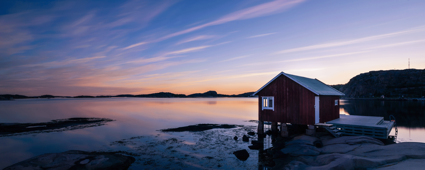 Rotes Bootshaus am Wasser