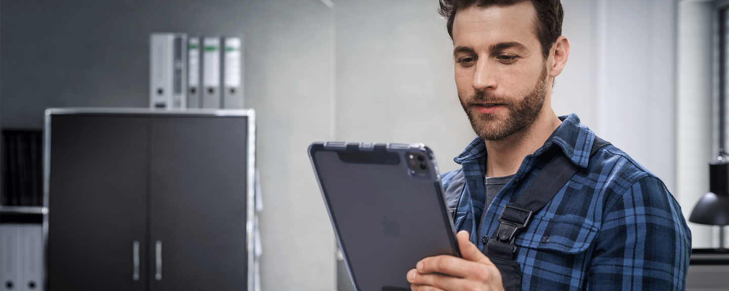 Fachmann mit Tablet Fachmann mit Tablet